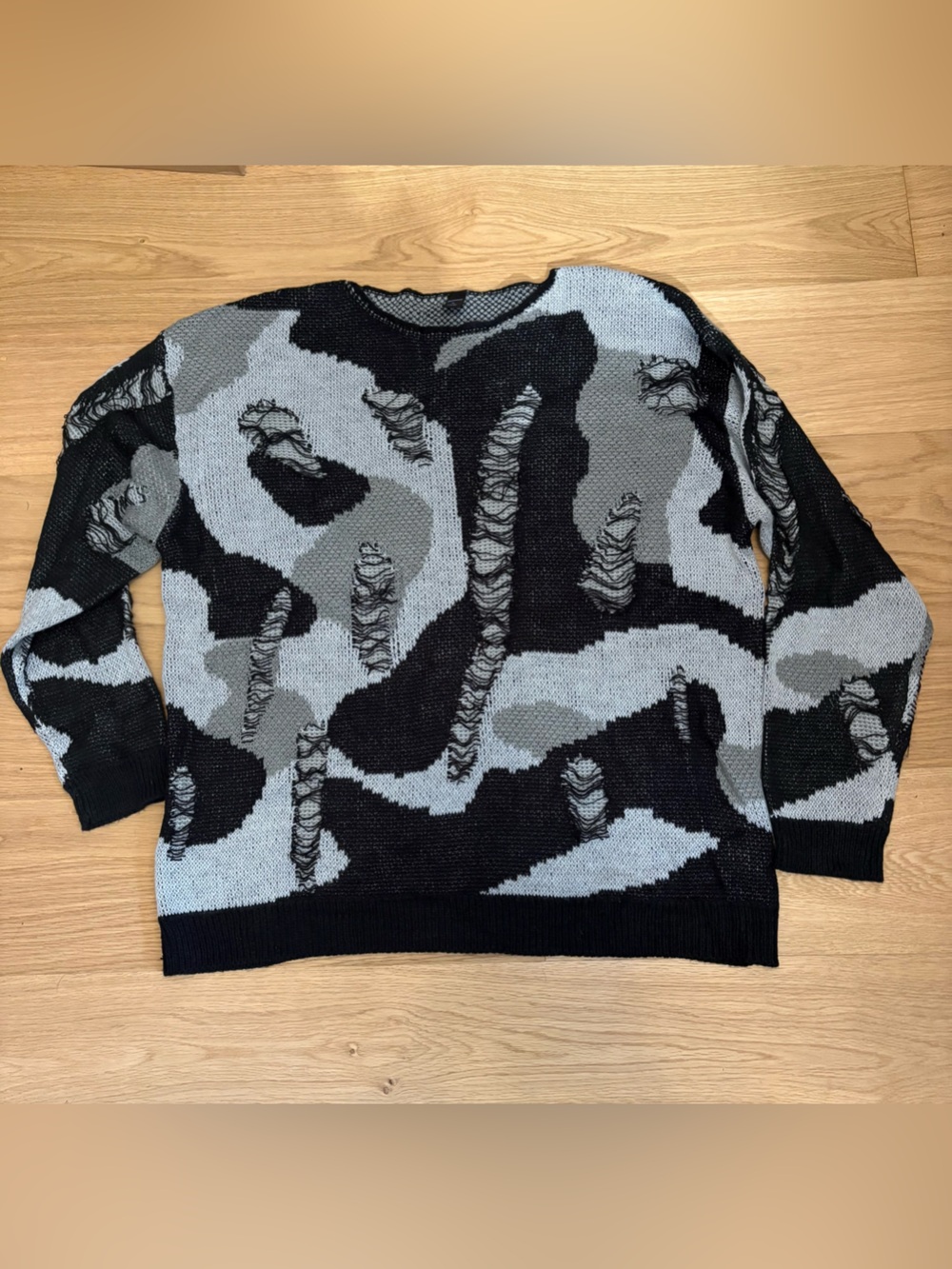 ROMWE Men's Distressed Camo Crewneck Sweater - Black & Gray
